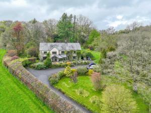 - une vue aérienne sur une maison avec un jardin dans l'établissement Nutsford House, à Dulverton
