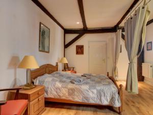 Ένα ή περισσότερα κρεβάτια σε δωμάτιο στο Apartment Atelier an der Kirche by Interhome