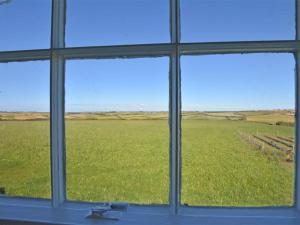 パドストウにあるHoliday Home Blueb by Interhomeの草原の景色を望む窓