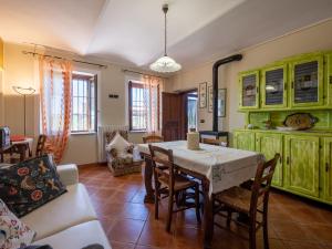 een woonkamer met een tafel en een bank bij Holiday Home Agriturismo I Tre Tigli by Interhome in Serravalle dʼAsti