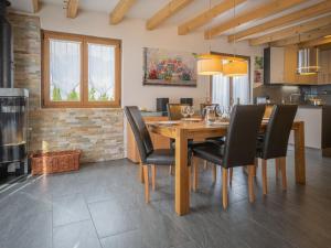 comedor con mesa de madera y sillas negras en Chalet Ambigu by Interhome, en Ovronnaz 21 fotos más