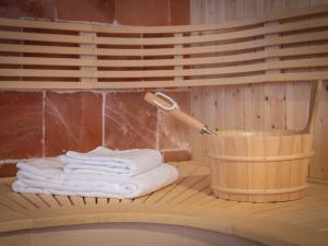 una pila de toallas en un estante de una sauna en Chalet Ambigu by Interhome, en Ovronnaz