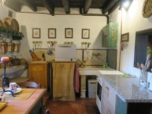 StrassoldoにあるApartment Casa del Ligustro by Interhomeのキッチン(シンク、カウンタートップ付)