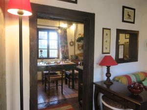 StrassoldoにあるApartment Casa del Ligustro by Interhomeのリビングルーム(テーブル付)、ダイニングルーム