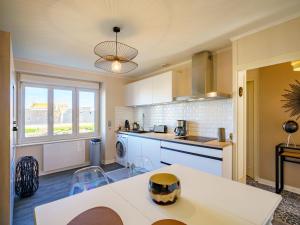 Η κουζίνα ή μικρή κουζίνα στο Apartment Ty Ael by Interhome
