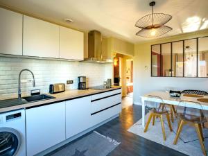 Η κουζίνα ή μικρή κουζίνα στο Apartment Ty Ael by Interhome +20 φωτογραφίες