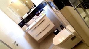 Ένα μπάνιο στο Apartments Sea Reflections +34 φωτογραφίες