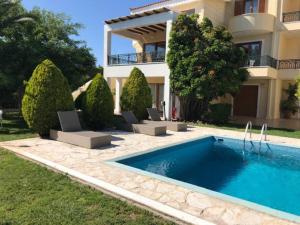Πισίνα στο ή κοντά στο Grand Villa Lagonisi