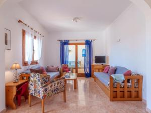 una sala de estar con un sofá y una mesa en Apartment Bella Vista by Interhome, en Cala Santanyi