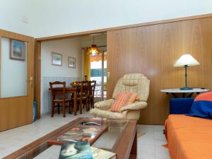 sala de estar con sofá y mesa en Apartment Pomeres by Interhome en Tossa de Mar
