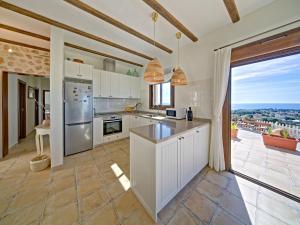 Kuchyňa alebo kuchynka v ubytovaní Villa Anna by Interhome