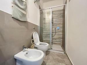 ティレニアにあるPineta Apartamentのバスルーム(トイレ、洗面台、シャワー付)