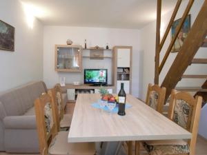uma sala de jantar com uma mesa e uma garrafa de vinho em Holiday Home Aurora by Interhome em Skradin
