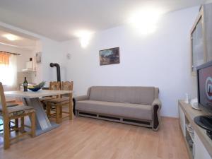 uma sala de estar com um sofá e uma mesa em Holiday Home Aurora by Interhome em Skradin