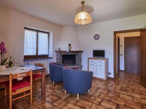 Televízia a/alebo spoločenská miestnosť v ubytovaní Apartment Dora by Interhome