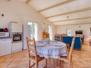 Η κουζίνα ή μικρή κουζίνα στο Holiday Home Capucine de Tracanet by Interhome +14 φωτογραφίες