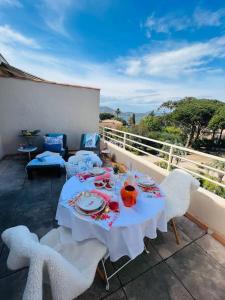 einen Tisch und Stühle auf einem Balkon mit Tisch und Stühlen in der Unterkunft Appartement Pearl Beach in Saint-Tropez
