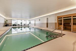 uma piscina numa casa em 5 Middlecombe - Luxury Apartment at Byron Woolacombe, only 4 minute walk to Woolacombe Beach! em Woolacombe