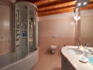 Ванная комната в Holiday Home La Cascina by Interhome