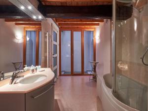 Ванная комната в Holiday Home La Cascina by Interhome