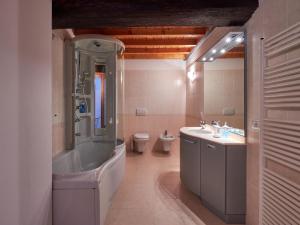 Ванная комната в Holiday Home La Cascina by Interhome