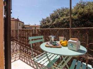 a table on a balcony with fruit on it at Apartment Trilocale dell'Arco by Interhome in Massa Marittima