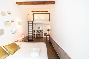 a bedroom with a bed and a wall with mirrors at Lyon Cité-Le Rooftop-10 pers-balcon-Caluire in Caluire-et-Cuire