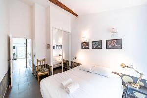 een slaapkamer met een groot wit bed en een spiegel bij Lyon Cité-Le Rooftop-10 pers-balcon-Caluire in Caluire-et-Cuire