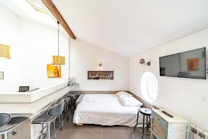 een slaapkamer met een bed en een aanrecht met krukken bij Lyon Cité-Le Rooftop-10 pers-balcon-Caluire in Caluire-et-Cuire