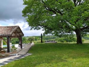 einen Park mit einem Pavillon und einem Baum in der Unterkunft La grange à Tissac in Cazes-Mondenard
