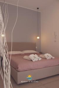 1 dormitorio con 1 cama con 2 almohadas en Mare & Relax en Margherita di Savoia