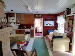 a living room with a couch and a kitchen at Mummola in Taluskylä