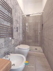 y baño con aseo, lavabo y ducha. en Mare & Relax en Margherita di Savoia
