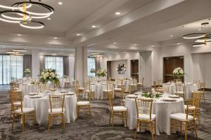 una sala de banquetes con mesas y sillas con manteles blancos en Hyatt Place Fort Worth/TCU en Fort Worth