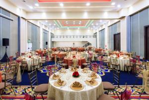 une grande salle de banquet avec des tables et des chaises dans l'établissement La Quinta by Wyndham Quito, à Quito