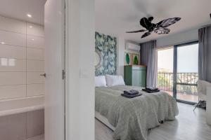 sypialnia z łóżkiem oraz łazienka z oknem w obiekcie 3 Bedroom Semi Detached Villa with Stunning Views! w mieście Benalmádena +37 zdjęć