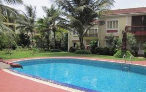 una piscina frente a un edificio en Apartment Du-2 Candolim, en Candolim 11 fotos más