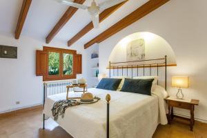 波延薩的住宿－Villa Torres Pollensa - BY EMERALD STAY，一间卧室配有一张床,天花板拥有横梁
