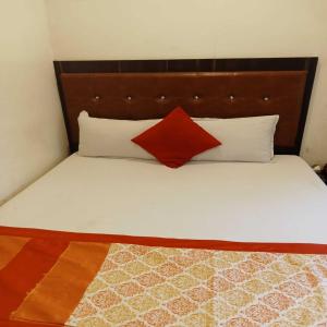 Postel nebo postele na pokoji v ubytování Hotel Borivali Executive - Near Borivali Railway Station