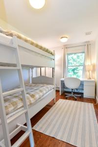 Washington的住宿－Old Litchfield, Washington CT，一间卧室配有两张双层床和一张书桌