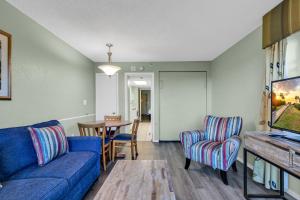 uma sala de estar com um sofá, cadeiras e uma mesa em Bright atmosphere Oceanfront Breakers Sailfish em Myrtle Beach