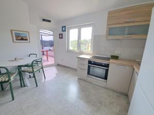 Kuchyňa alebo kuchynka v ubytovaní Villa Porto