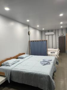 1 dormitorio con 2 camas en una habitación en Hunny Home en Ko Yao Noi