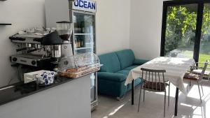 una cucina con divano blu e tavolo con sedie di Vila Lazri a Shëngjin