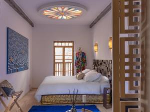 Postel nebo postele na pokoji v ubytování Riad EspritBleu - Adult Only
