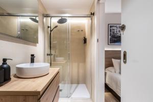 y baño con lavabo y ducha. en Exclusive Apartments Barcelona 4 personas G Humet, en Terrassa