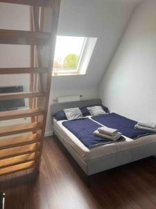Habitación pequeña con cama y escalera en Haus 6 Pers mit Garten 15 min zur Messe Düsseldorf, en Krefeld