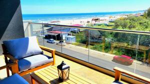 a room with a balcony with a view of the beach at Sofi Residence Promenada in Mamaia Sat/Năvodari