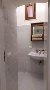 een badkamer met een wastafel en een spiegel bij Casa Curu in Sciacca