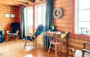 um quarto com uma mesa e cadeiras e uma janela em Beautiful Home In Noresund With Kitchen em Noresund